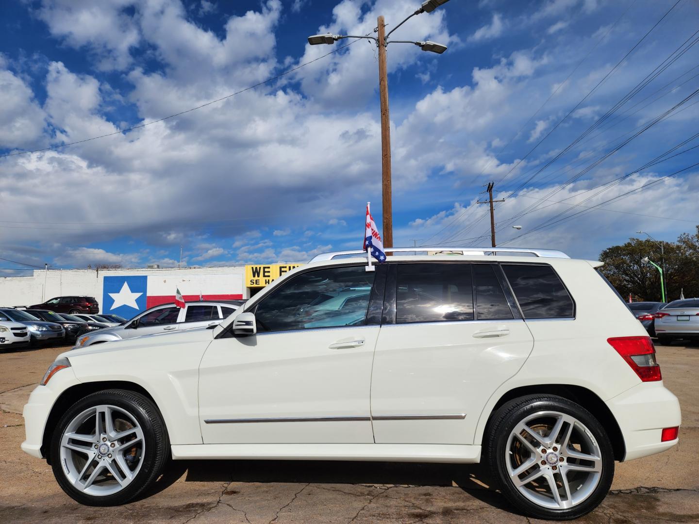 2012 WHITE Mercedes-Benz GLK-Class GLK350 4MATIC (WDCGG8HB4CF) with an 3.5L V6 DOHC 24V engine, 7-Speed Automatic transmission, located at 2660 S.Garland Avenue, Garland, TX, 75041, (469) 298-3118, 32.885551, -96.655602 - Welcome to DallasAutos4Less, one of the Premier BUY HERE PAY HERE Dealers in the North Dallas Area. We specialize in financing to people with NO CREDIT or BAD CREDIT. We need proof of income, proof of residence, and a ID. Come buy your new car from us today!! This is a Very clean 2012 MERCEDES BE - Photo#6